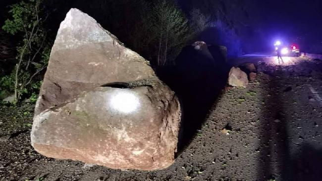 Hopa-Kemalpaşa kara yolunda ulaşıma kaya engeli